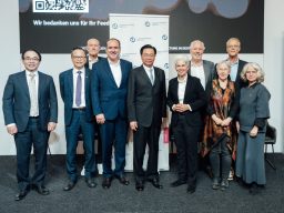 Joseph Wu (Mitte), Marie-Agnes Strack-Zimmermann (r.v.M), Andreas Landwehr (2.r.v.M), Gudrun Wacker (3.r.v.M), Copyright Milena Radatz