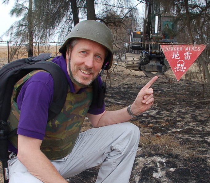 Journalist Andreas Landwehr vor Minengebiet auf der Insel Kinmen