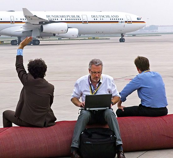 Fotograf Peter Tichauer Andreas Landwehr bei der Arbeit auf dem Roten Teppich, Abflug Kanzlerin Angela Merkel von Tianjin, 2012