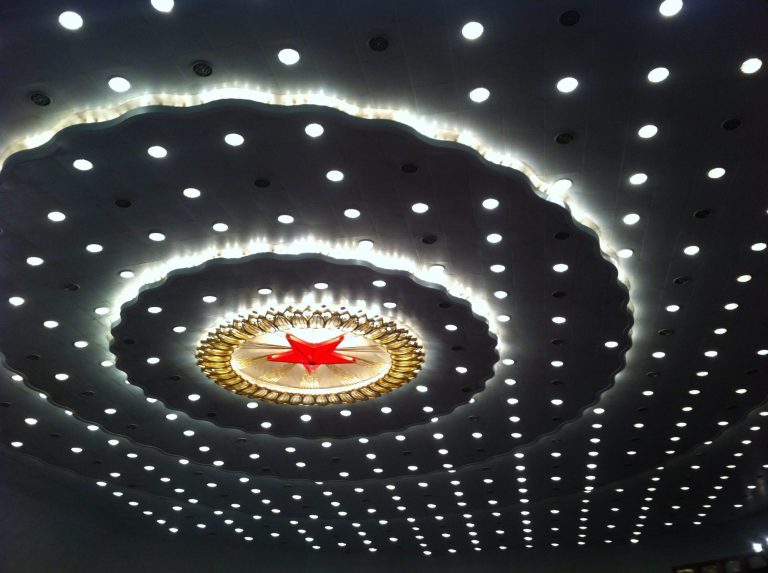 Decke der Großen Halle des Volkes in Peking